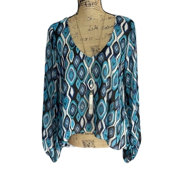 Show Me Your MuMu High Low Ikat Print Keyhole Back Blouse Blue and White - Picture 1 of 11